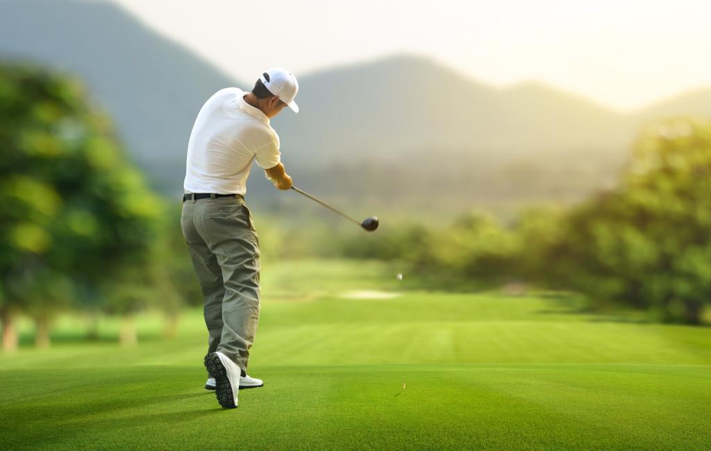 Un golfeur hippant une balle de golf
